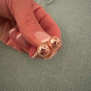 Tory Burch Rose Crystal Pearl Stud Earring
Color: Rose / Rose Gold earrings